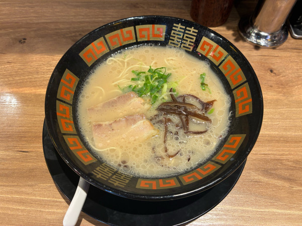 「豚骨ラーメン＋替玉　680円」@焼鳥日高 川越クレアモール店の写真