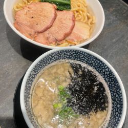 背脂煮干し昆布水つけ麺+大盛+豚モモ吊し焼き2枚
