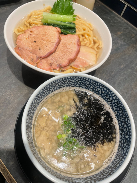 「背脂煮干し昆布水つけ麺+大盛+豚モモ吊し焼き2枚」@宮元製麺の写真
