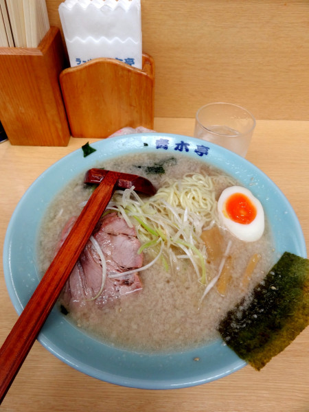 「チャーシュー麺醤油950円硬濃背脂マシ 半餃子150円」@ラーメン青木亭 越谷店の写真