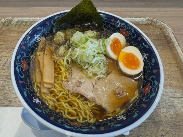 「煮干醤油ラーメン　大盛　煮玉子トッピング　ネギトッピング」@凌駕IDEA イオンモール松本店の写真