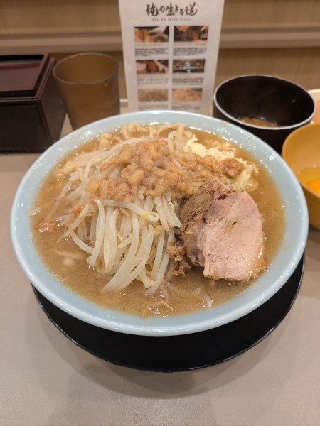 「ラーメン（300g）　生卵」@俺の生きる道  水戸駅らー麺街道店の写真