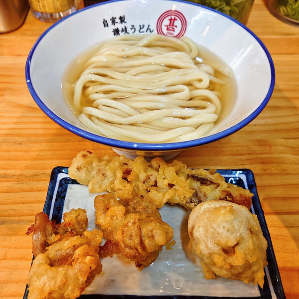 「かけうどん＋天ぷら３種盛」@甚三 高田馬場店の写真