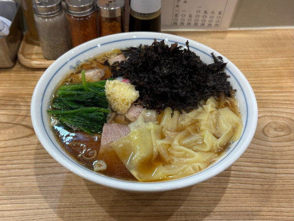 「ワンタンチャーシューメン、にんにく、青菜、バラ海苔（1250）」@らーめん 高尾の写真