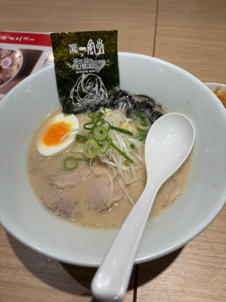 「初音ミクコラボラーメン白」@一風堂 イーアスつくば店の写真