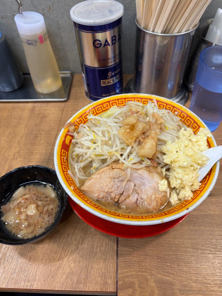「ラーメン300gヤサイマシアブラマシ(別皿)」@えどもんど 新橋の写真