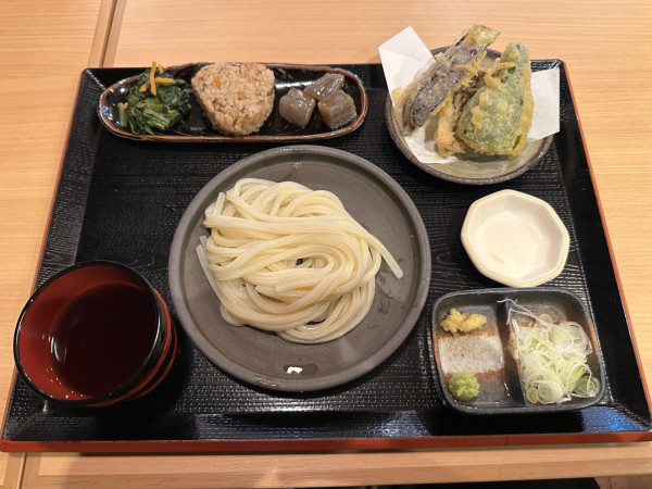 「Aランチセット（小もりうどん240g＋天ぷら＋おにぎり）」@水沢うどん 水香苑 高崎モントレー店の写真