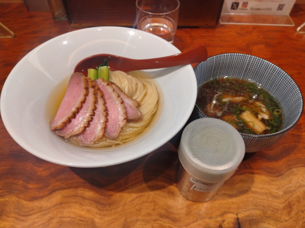 「【限定】鴨つけ麺¥1800+鴨ロース（２枚）¥250-」@三馬路 東京店の写真
