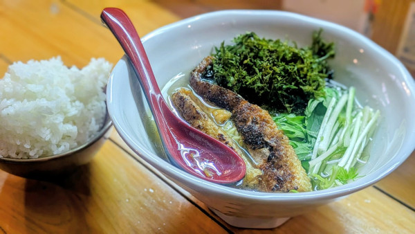 「炭焼きハラスらーめん塩（900円）」@らーめん白椿の写真