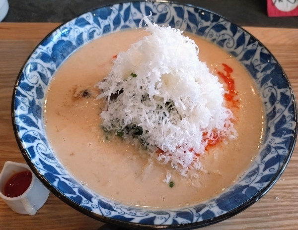「削りたてチーズ担々麺 ￥1300」@彩葉の写真