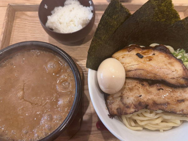 「特製つけ麺（全部のせ）とランチサービスライス」@麺屋 らいこうの写真