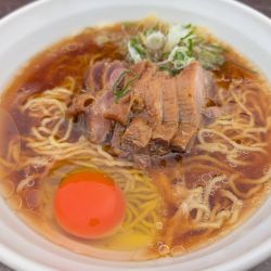 醤油らぁ～めん（600円）、親鶏チャーシュー（200円）