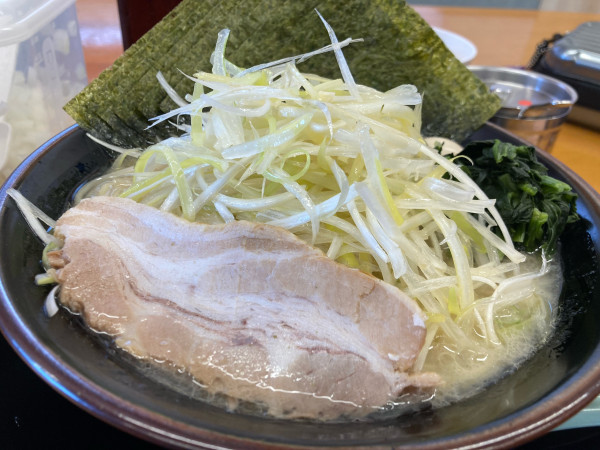 「ねぎ塩ラーメン　🉐パスポートのり増し、ランチタイムサービスライス」@横浜家系ラーメン 宮本商店 ひたちなか店の写真
