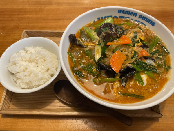「牛辛らーめん（麺大盛り）・半ライス」@らーめん食堂HITOTSUKIの写真