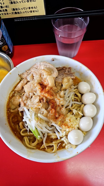 「【限定】みそ(中)生たまごとうずらと香味辛味」@ラーメンハイキックの写真