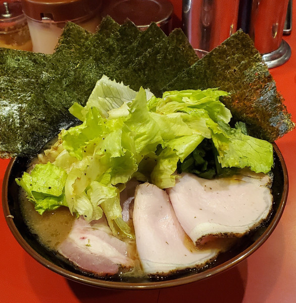 「チャーシュー麺、海苔、レタス。」@どんとこい家の写真
