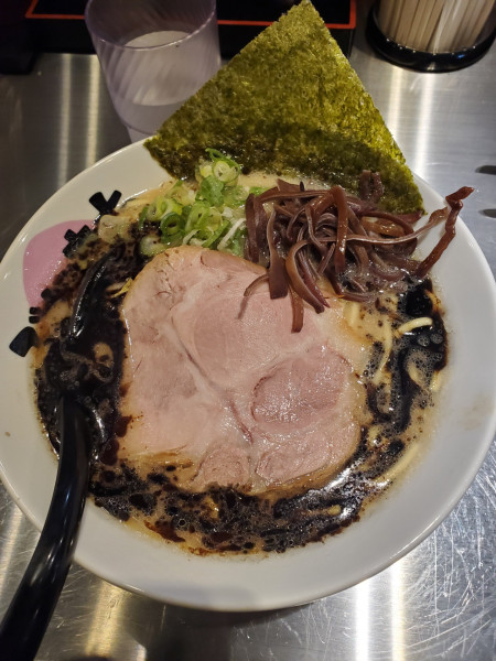 「豚骨らーめん黒」@豚骨らーめん ぶたきち 本厚木店の写真