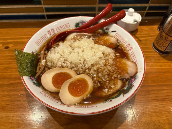 「炙りバラチャーシューメン + 味玉 + 玉ねぎ」@中華そば専門店 八王子らーめん よしだの写真