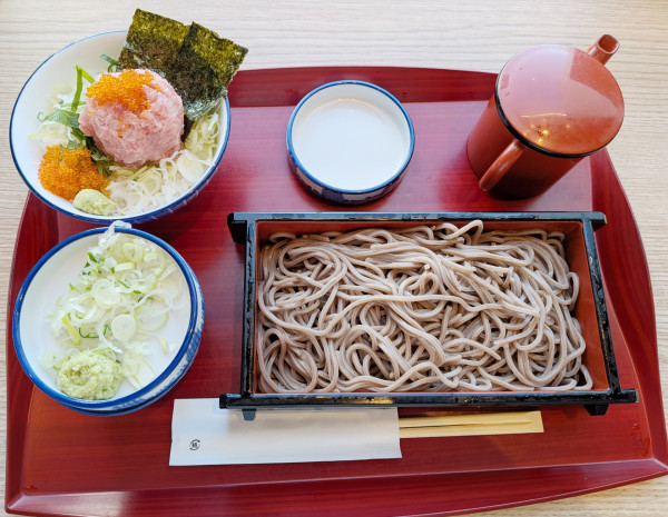 「山盛りねぎとろ丼セット(1,250円)」@そばじ アトレ川崎店の写真
