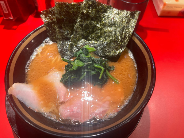 「ラーメン並盛　固め」@家系ラーメン 王道乃印 新橋店の写真