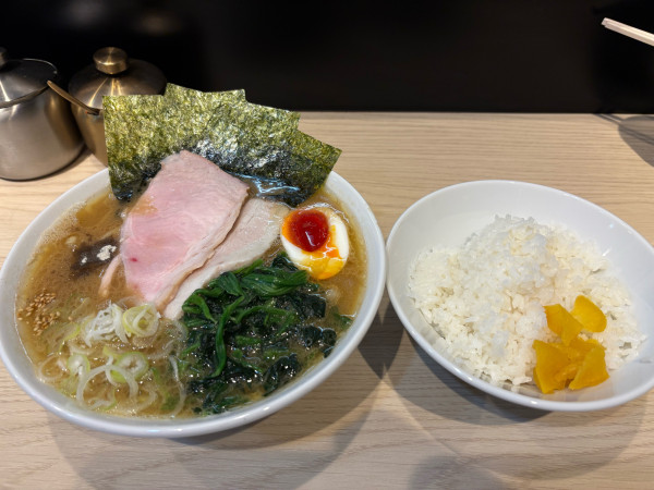 「上ラーメン1200円　ライス小100円」@新家系ラーメン気骨家の写真