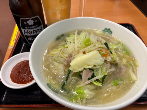 「野菜たっぷりタンメン620円+秘伝の辛味噌30円」@熱烈中華食堂 日高屋 飯能駅南口店の写真