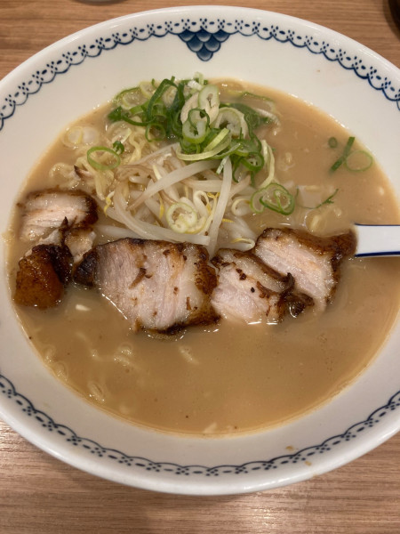 「豚骨醤油らーめん¥950」@にんにくらーめん 麦吉の写真