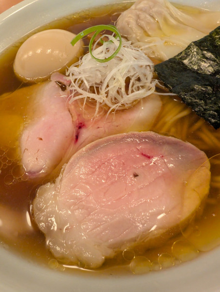 「醤油・味玉と肉雲呑1個ずつ増し」@シマリボンの写真