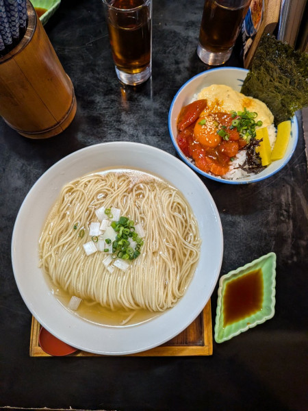 「煮干し 塩 + 韓国風マグロユッケとろろ丼」@麺栞 みかさの写真
