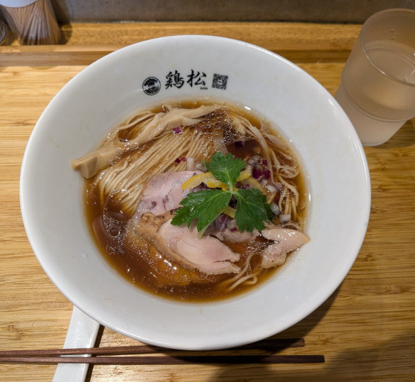 「醤油らぁめん950円」@淡麗醤油らぁ麺 鶏松の写真