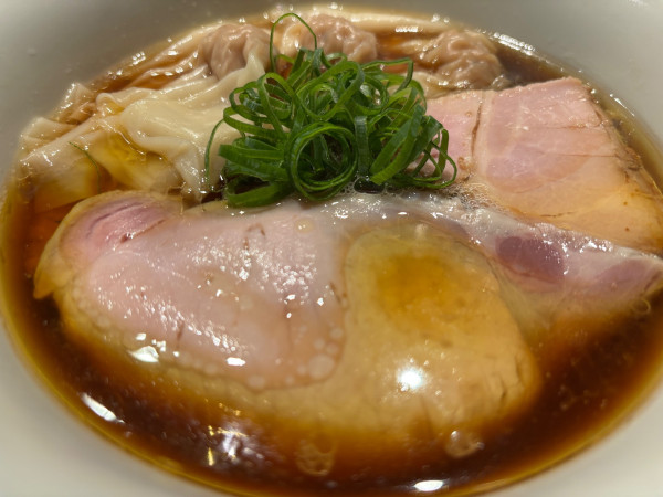 「わんたんチャーシュー醤油らぁ麺＋まぶしご飯（2650円）」@麺 ふじさきの写真