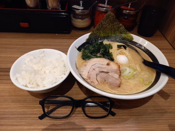 「リニューアルオープンラーメン500円」@横濱とんこつTUKASA 蒲田店の写真