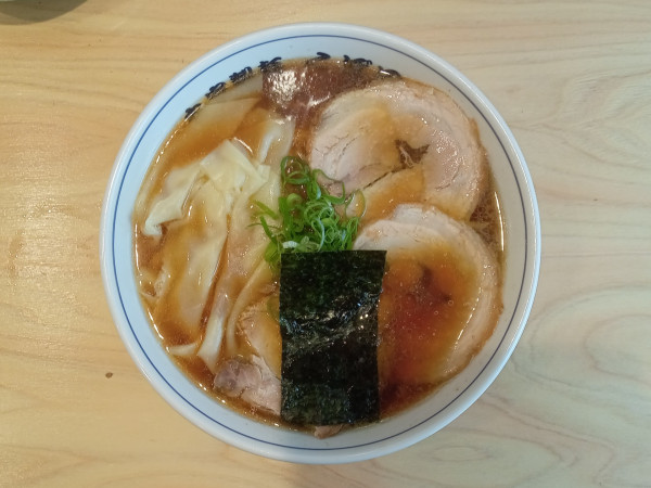 「醤油チャーシューワンタン麺」@自家製麺 らーめんくぼ田 三ツ境店の写真