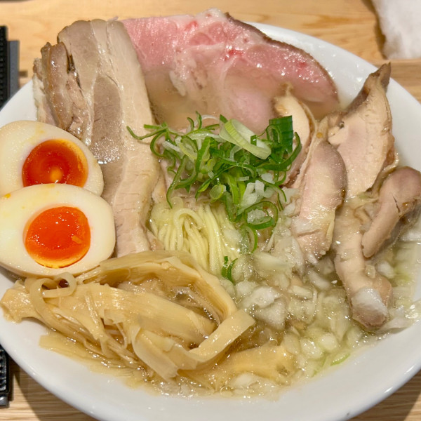 「淡麗鶏清湯（しお）＋全部乗せ」@六代目 松月製麺所の写真