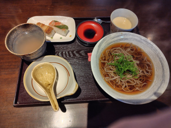 「お昼のサービスセット（かけ蕎麦）1000円」@田久の写真