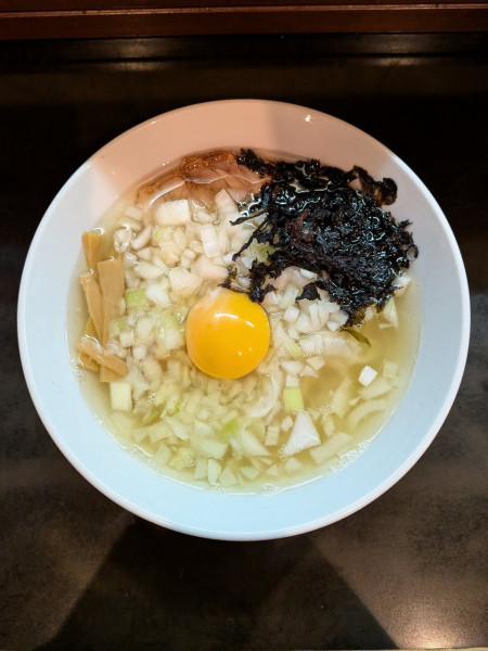 「中華そば 塩 + 玉ねぎ玉子」@中華そば 春ちゃんの写真