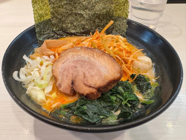 「醤油豚骨ラーメン＋ネギ（辛味）」@ゴル家 伊勢佐木モール店の写真