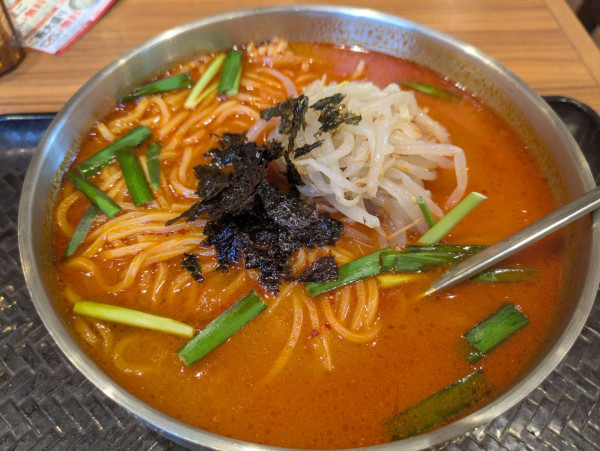 「ホルモンラーメン(880円)」@韓丼 伊勢崎店の写真