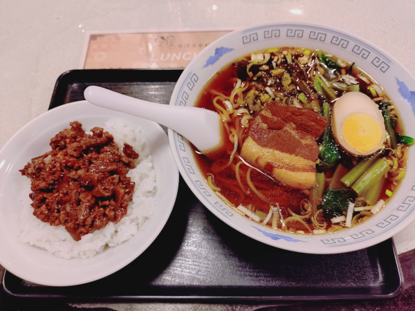 「新竹セット（ラーメン＋小魯肉丼を選択）　１１００円　※」@台湾客家料理 新竹の写真