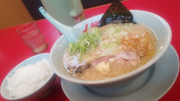 「限定白みそとんこつラーメン半ラ１１００円（背脂）」@ラーメン山岡家 青梅店の写真