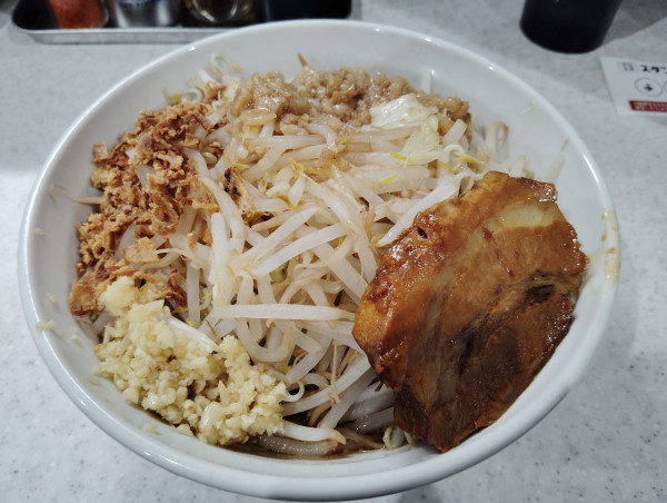 「豚ラーメン大（麺300g）　野菜マシ ニンニク普通 脂マシ　フラ」@マシマシスタンド 一宮店の写真