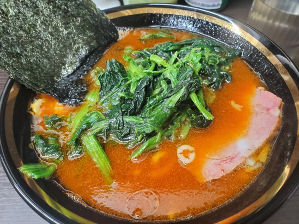 「紅辛ラーメン並+ほうれん草」@横濱家系ラーメン 勝鬨家の写真