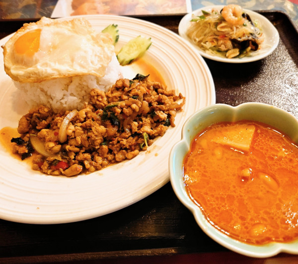 「Ｃセット　ガパオ＆ハーフタイカレー」@タワン・タイの写真