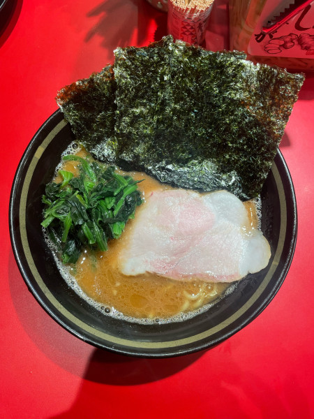 「ラーメン(900円)」@家系ラーメン 王道乃印 新橋店の写真