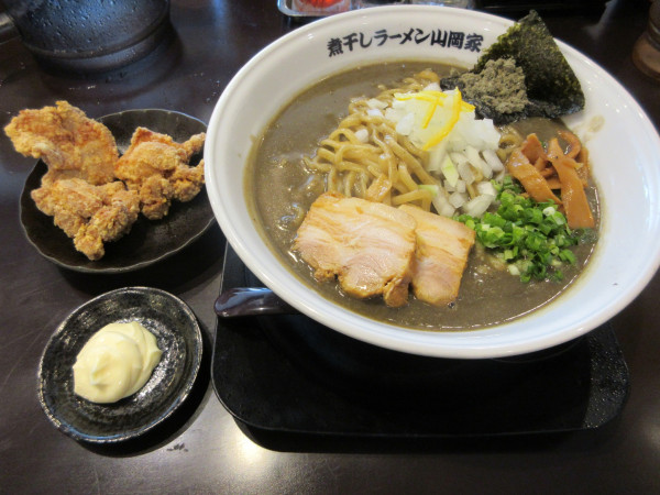 「限定　鬼煮干しラーメン大盛　１１５０円　唐揚げ２７０円」@煮干しラーメン山岡家 荒川沖店の写真