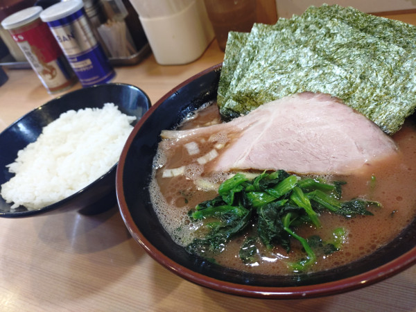 「ラーメン並、海苔、ライス中盛からのおかわり」@横浜家系らーめん 武道家 賢斗の写真