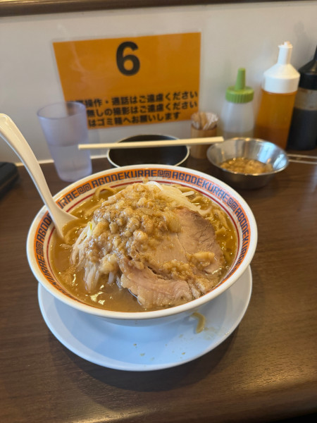 「ラーメン 野菜普通 アブラ 生卵」@顎で喰らえ ラウンドワン草加店の写真