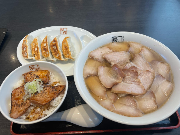 「焼豚ラーメン（大盛）餃子5個と炙り焼豚ご飯セット」@喜多方ラーメン 坂内 杉戸店の写真