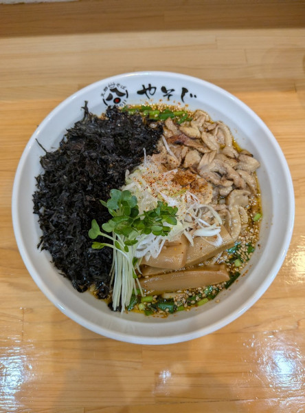 「岩海苔辛々麺 + 鶏皮」@支那そば やそじの写真