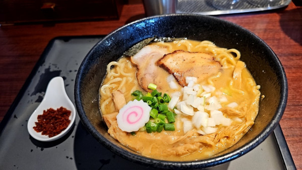 「濃厚中華そば 大盛り 辛味（海老）」@中華そば 輝羅の写真